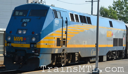 Locomotive VIA909 left side / coté gauche
